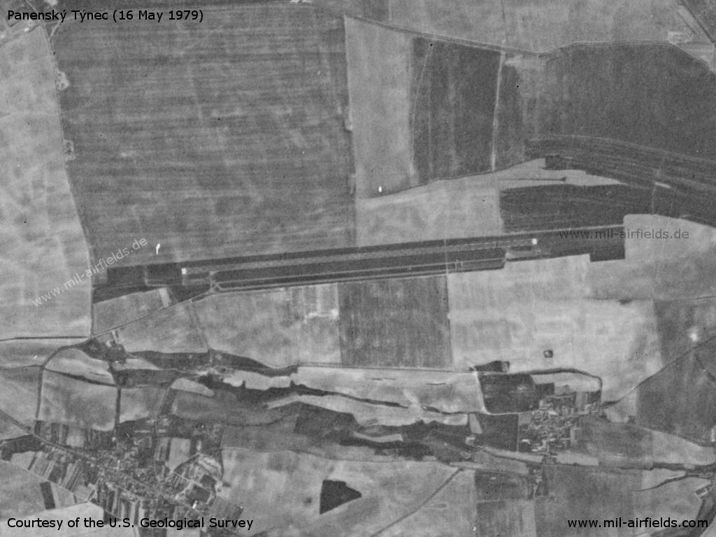 Flugplatz Panenský Týnec auf einem Satellitenbild 1979