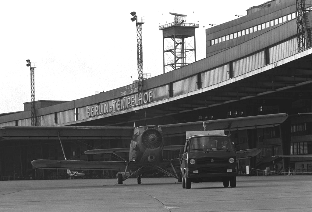 Polnisches Flugzeug An-2 SP-ANK am Flughafen Berlin-Tempelhof