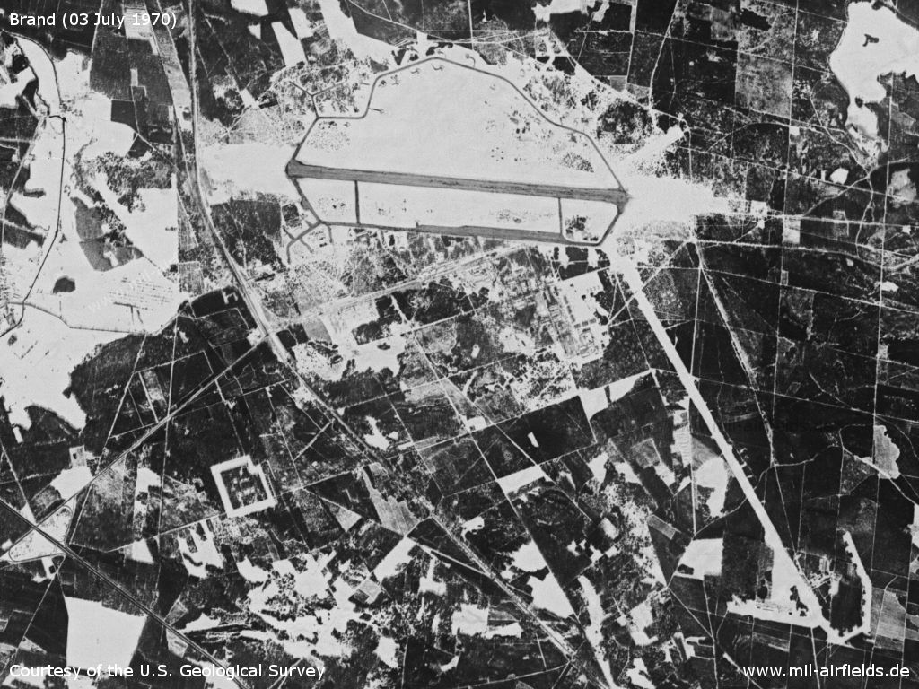 Flugplatz Brand auf einem Satellitenbild 1970