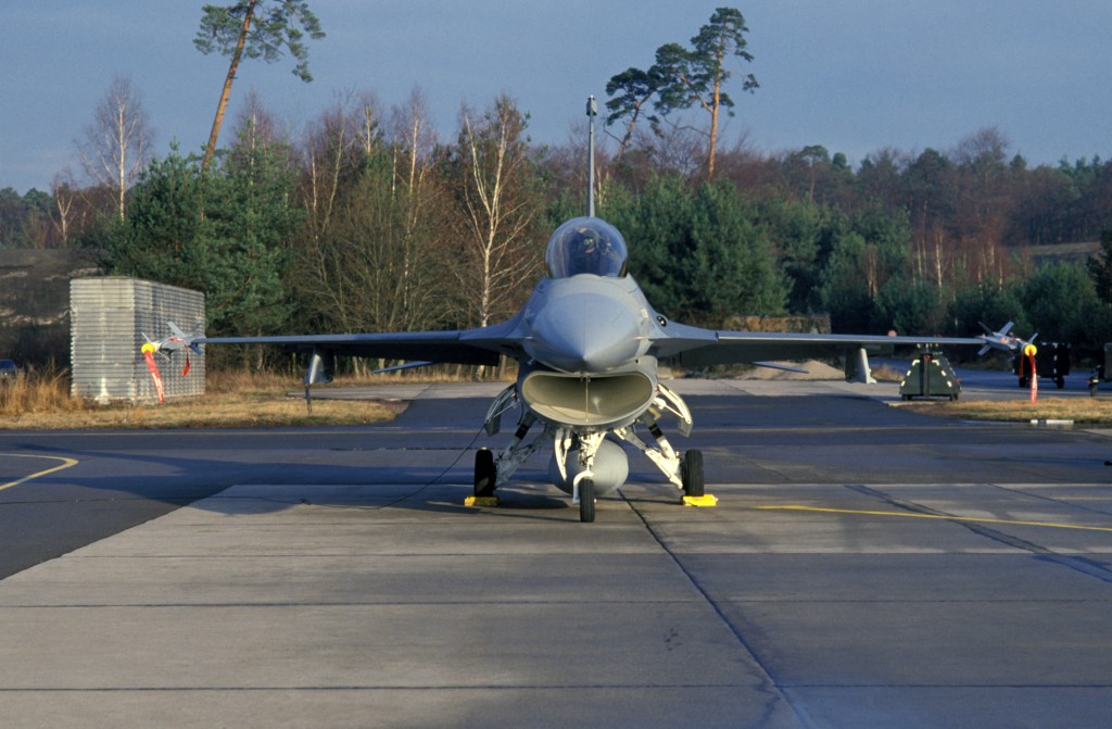 F-16 Fighting Falcon der US Air Force mit AIM-9 Sidewinder in Hahn