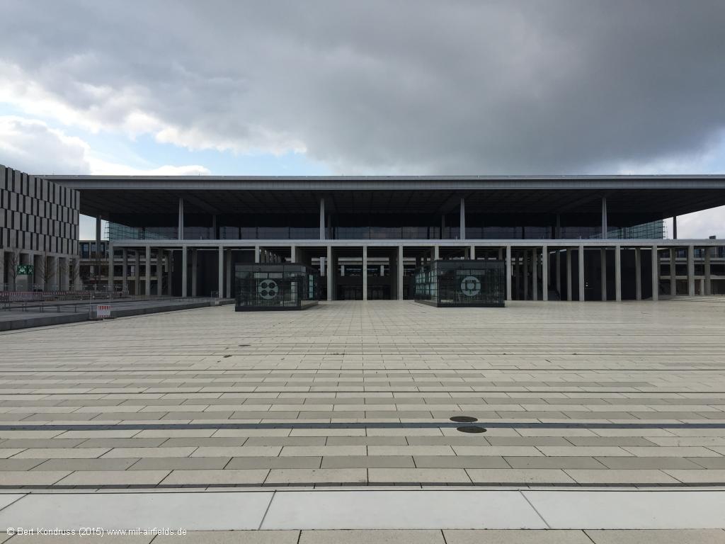 Berlin Brandenburg Airport: Willy-Brandt-Platz