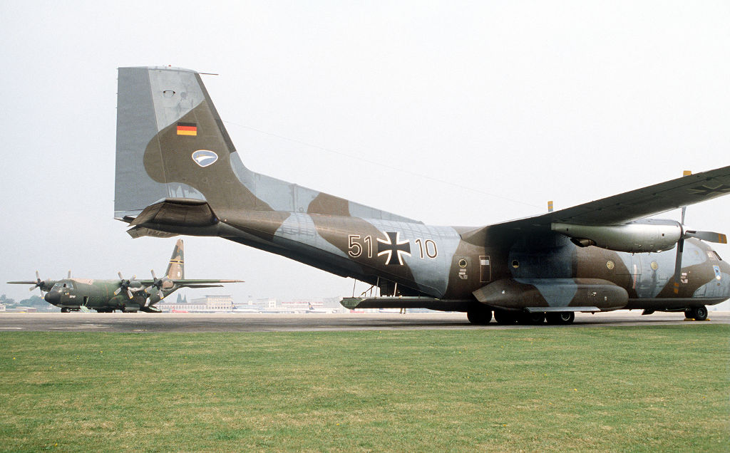 C-160 Transall Luftwaffe, C-130 Hercules der US Air Force in Stuttgart Echterdingen
