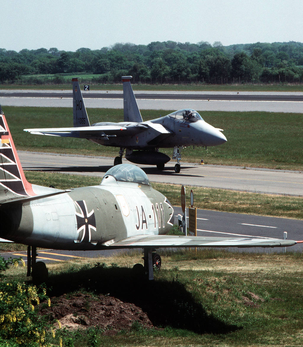 F-15 Eagle rollt an der aufgestellten F-86 Sabre JA-111 vorbei