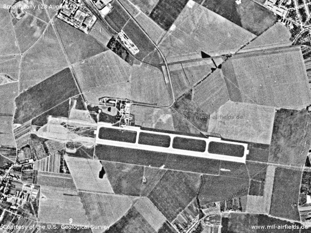 Flughafen Tuřany Brno auf einem Satellitenbild 1976