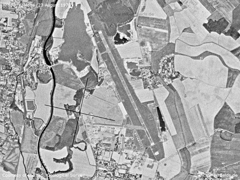 Flugplatz Hradec Králové auf einem Satellitenbild 1976