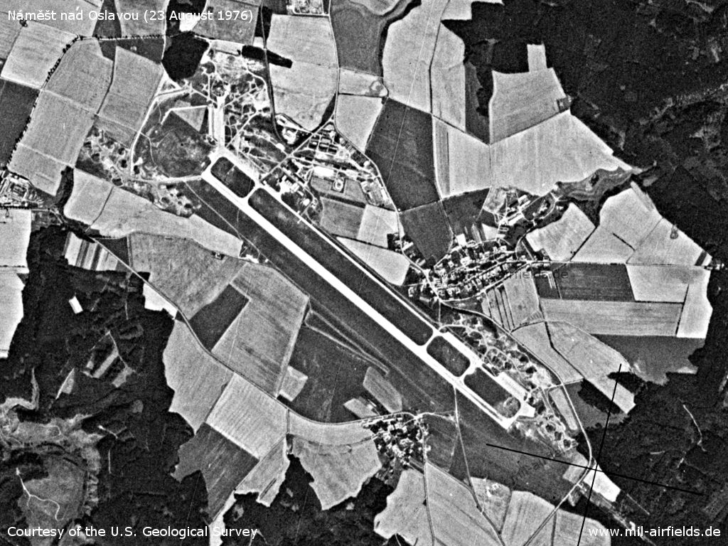Flugplatz Náměšt nad Oslavou auf einem Satellitenbild 1976