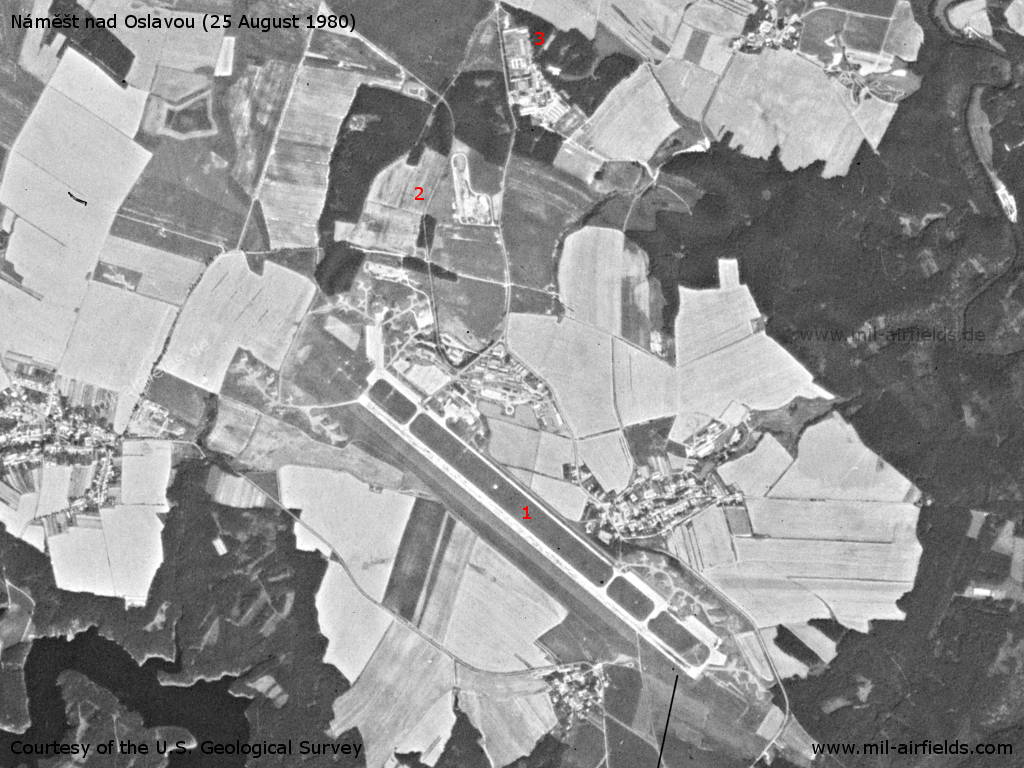 Flugplatz Náměšt nad Oslavou auf einem Satellitenbild 1980