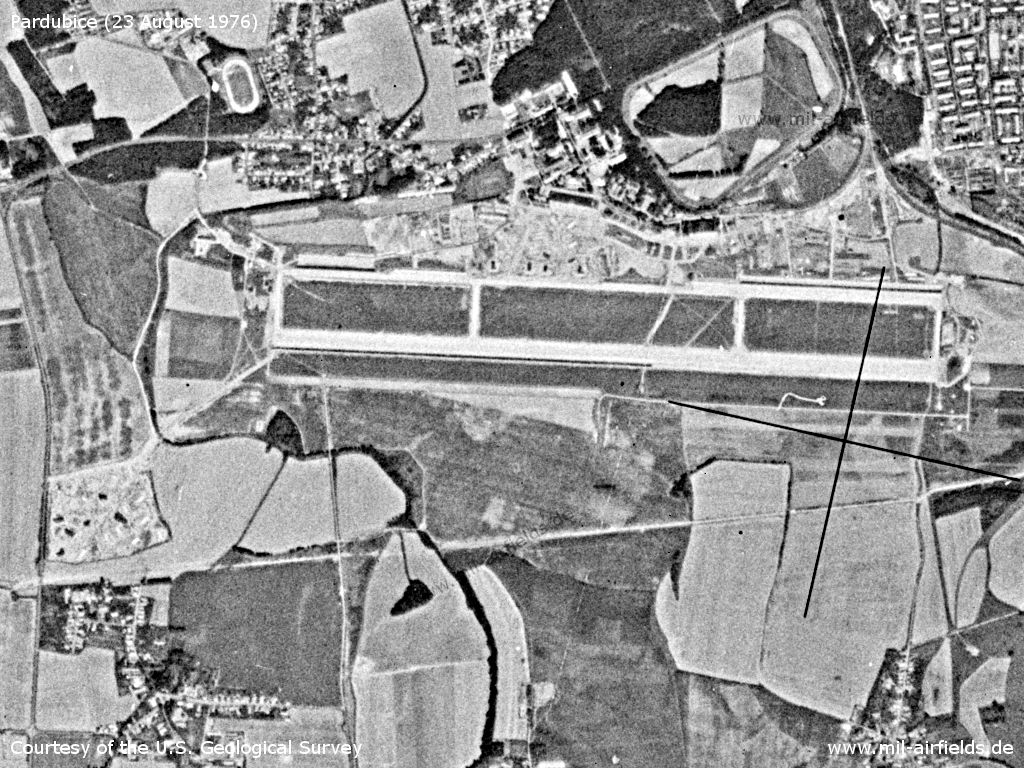 Flugplatz Pardubice auf einem Satellitenbild 1976
