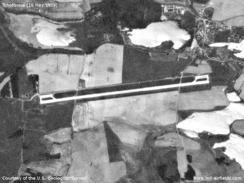 Flugplatz Tchořovice auf einem Satellitenbild 1979