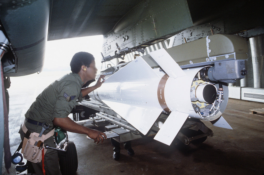 Rakete AGM-5 Maverick an der Tragflächenaufhängung einer A-10 Thunderbold II