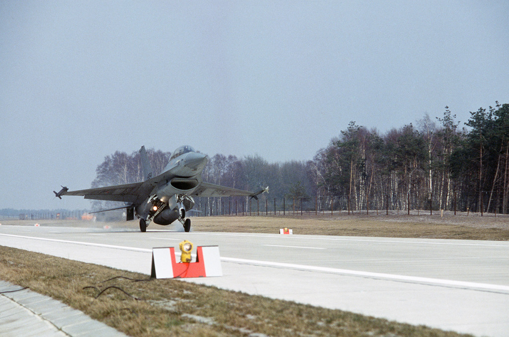 Eine mit AIM 9 Sidewinder bewaffnete F-16 (J-654) der niederländischen Luftwaffe