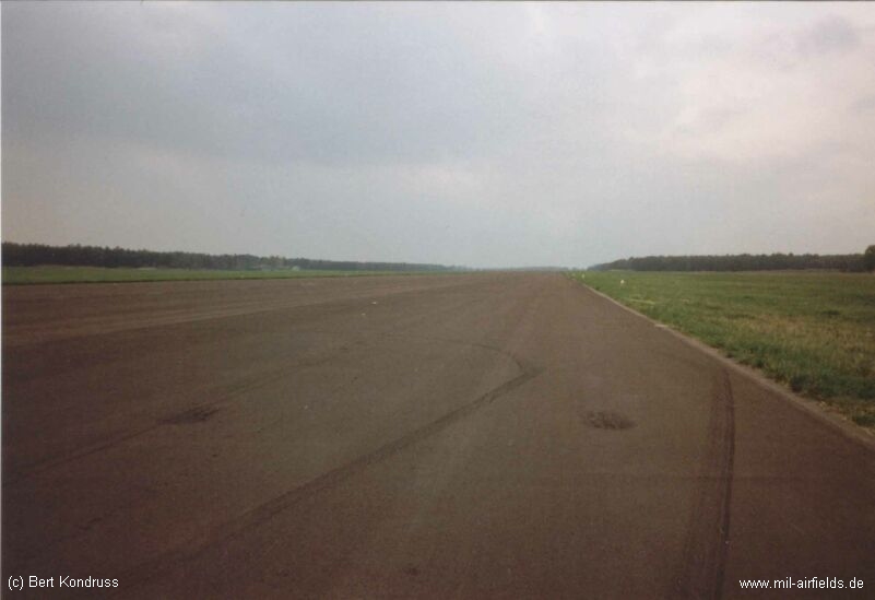 Alteno airfield: Runway, looking west