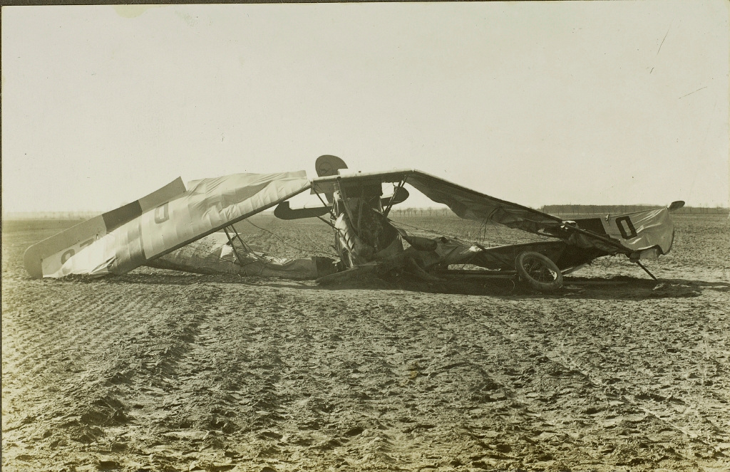 Crash landing of AEG JII K, D 26 of Deutsche Aero Lloyd