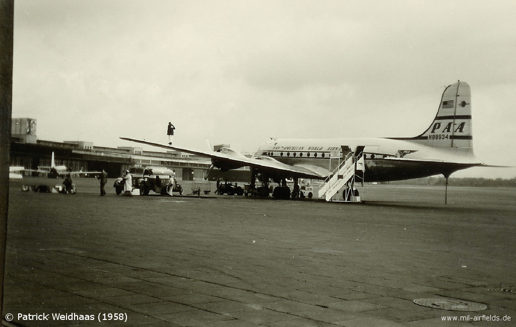 C-54A N88934 der Pan Am im Februar 1958 am Flughafen Berlin-Tempelhof