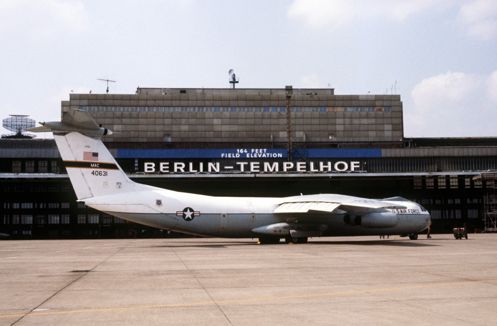 C-141 Starlifter der US Air Force auf dem Flughafen Berlin Tempelhof