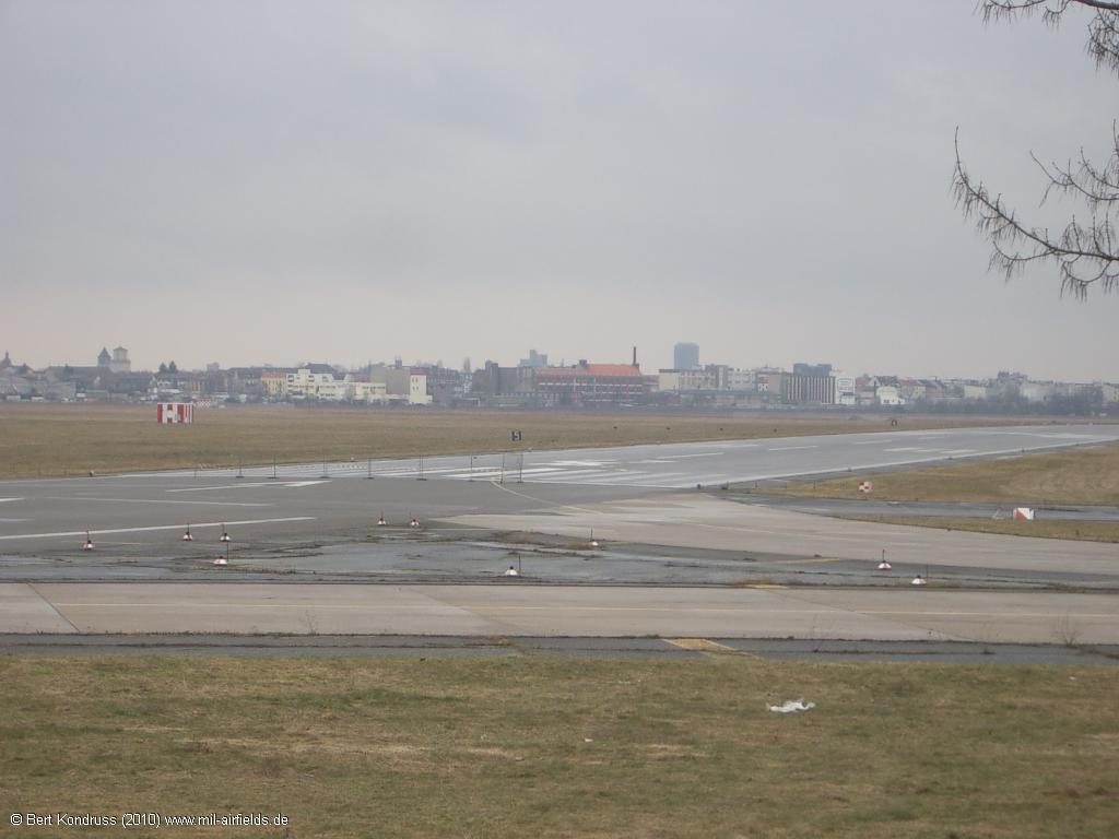 Bild: Zaun über der ehemaligen Start- und Landebahn 09R/27L