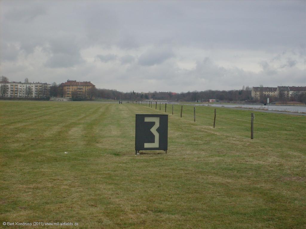 Runway distance reamining signs zeigen die verbleibende Länge der Start- und Landebahn