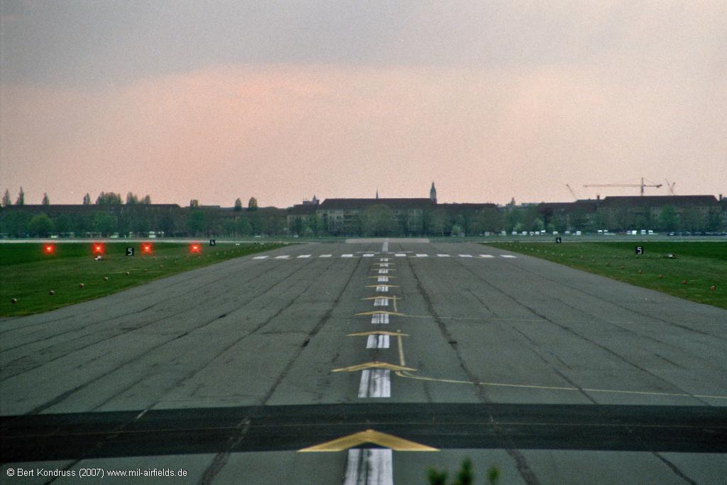 Runway 27R with PAPI lights