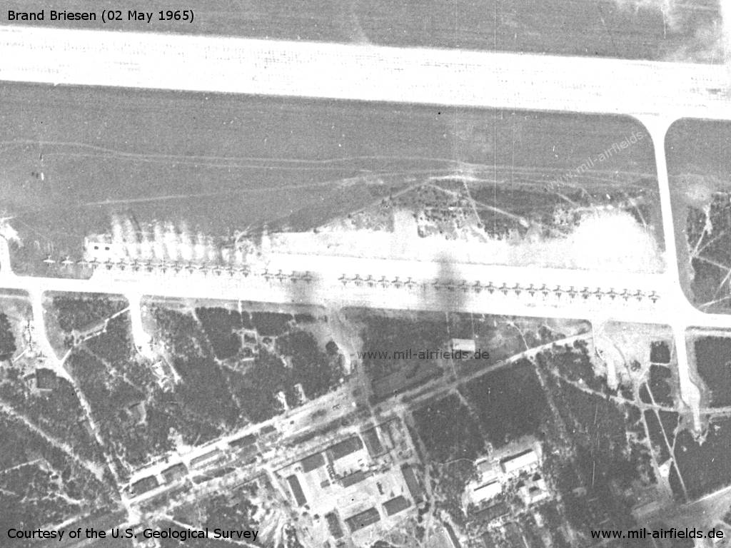 50 Flugzeuge Il-28 auf dem Flugplatz Brand-Briesen