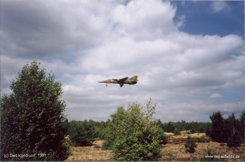 Flugzeug MiG-27 im Anflug auf den Flugplatz Brand