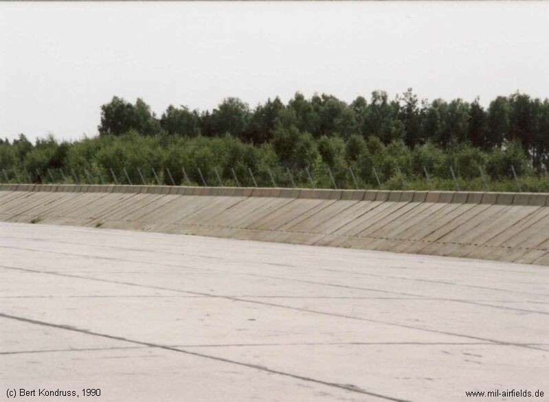 Abstellplatz für 8 Flugzeuge MiG-21 mit Strahlabweiser, ABA Forst