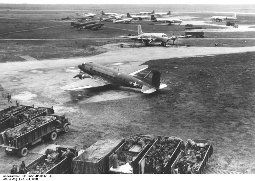 Flugzeuge der USAF auf dem Flughafen Frankfurt Rhein/Main während der Berliner Luftbrücke 1949
