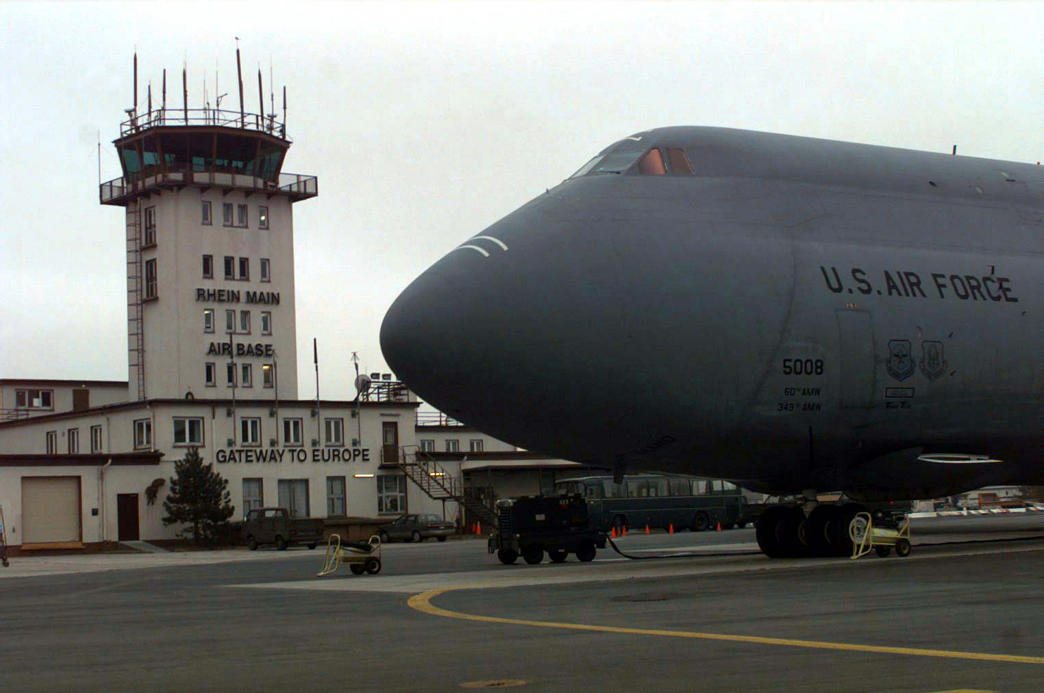 C-5 Galaxy, Base Operations und Kontrollturm Frankfurt Rhein/Main