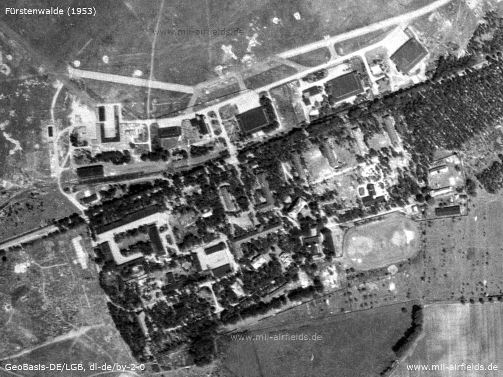 Luftbild Flugzeughallen, Hangars und Kaserne 1953