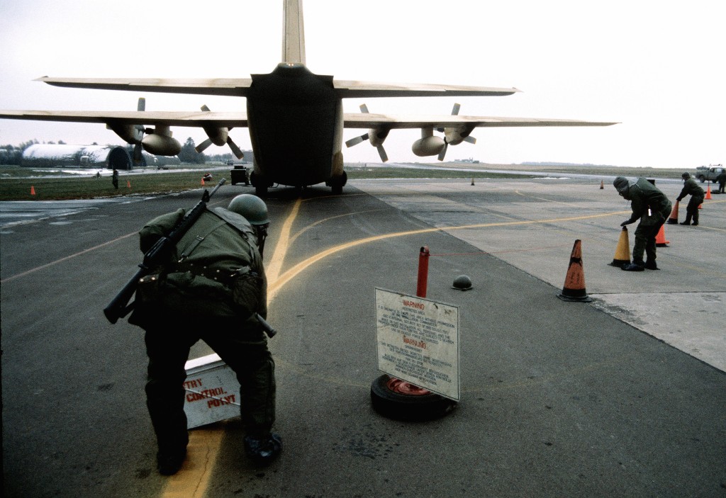 Offloading simulated nuclear cargo from a C-130 Hercules in Hahn.