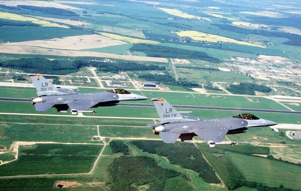 F-16 Fighting Falcons of the US Air Force Reserve over Laage in June 1996