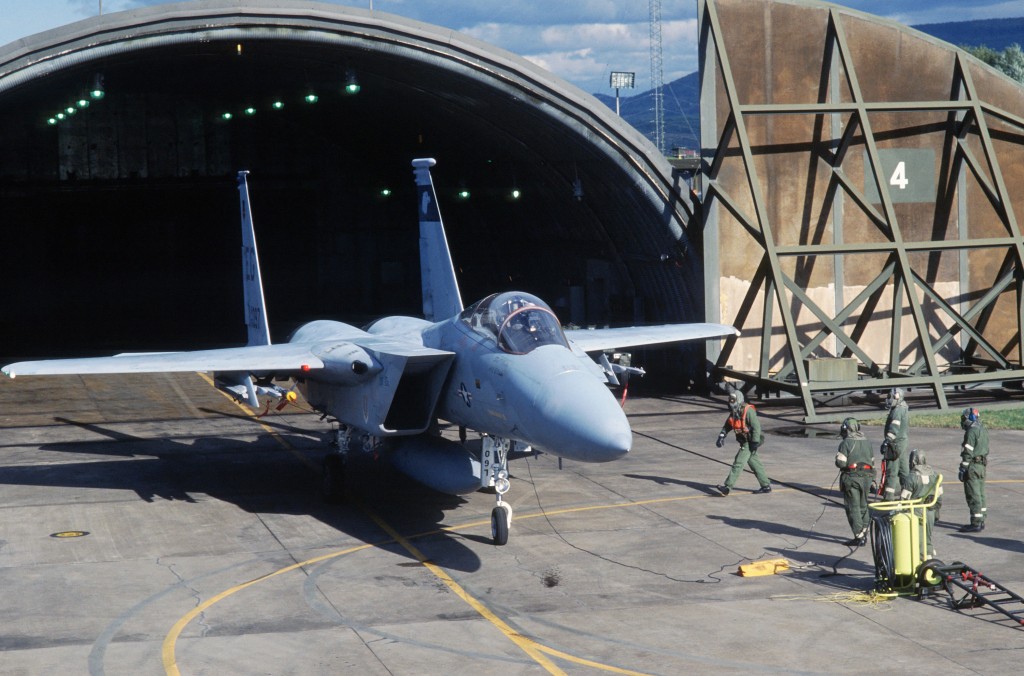 Flugzeug F-15 wird für einen Integrated Combat Turnaround in Shelter gezogen