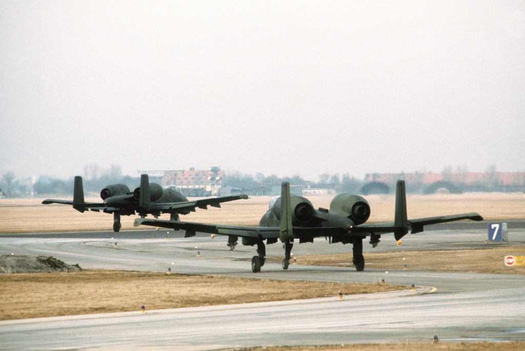 Zwei A-10 rollen auf dem Flugplatz Lechfeld zur Startbahn