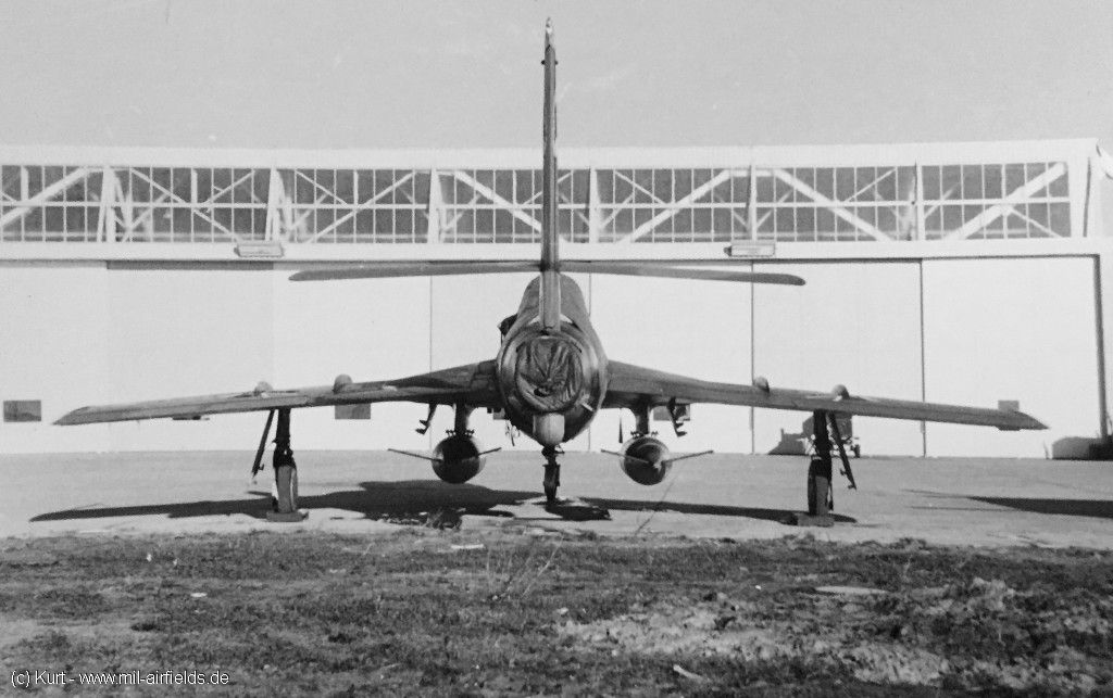 Flugzeug RF-84F Thunderflash vor Hangar, Fliegerhorst Leck