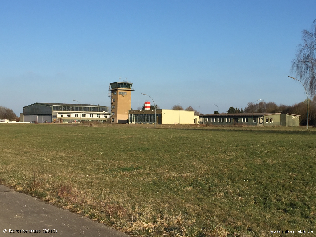 Fliegerhorst Leipheim Kontrollturm und Gebäude