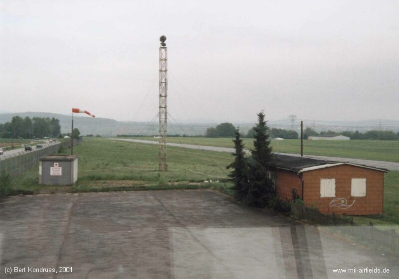 Blick vom Kontrollturm auf das ehemalige Leuchtfeuer, Flugplatz Pattoville