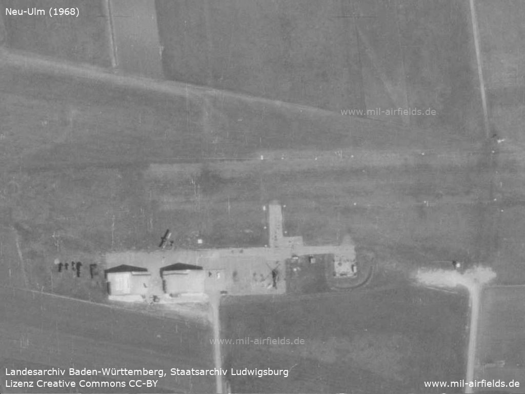 Hangars, Flugzeug und Hubschrauber am Ulm Army Airfield