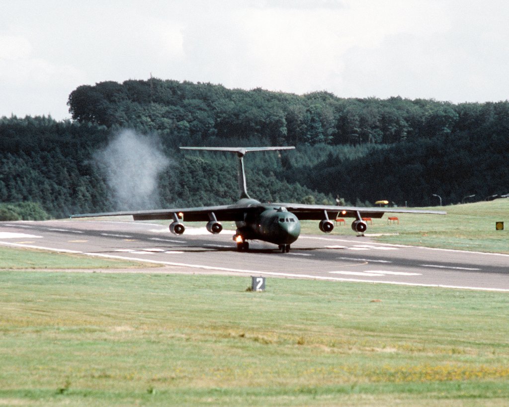 Landing of an airplane C-141 Starlifter from the 65th MAW at Sembach Air Base 1988.
