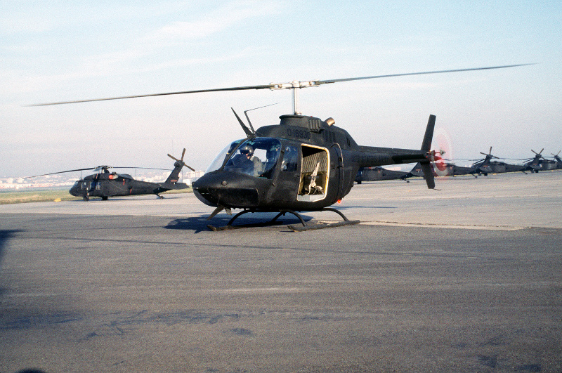 Hubschrauber OH-58 auf dem Flugplatz Wiesbaden