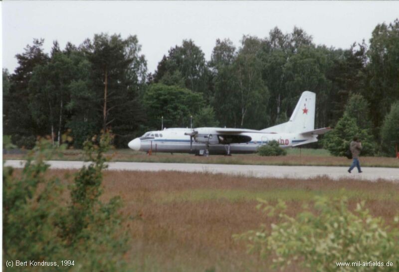 Sowjetisches Flugzeug Antonow An-24 auf dem Flugplatz Sperenberg