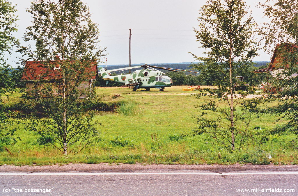 Hubschrauber Mi-24 in einem Vorgarten