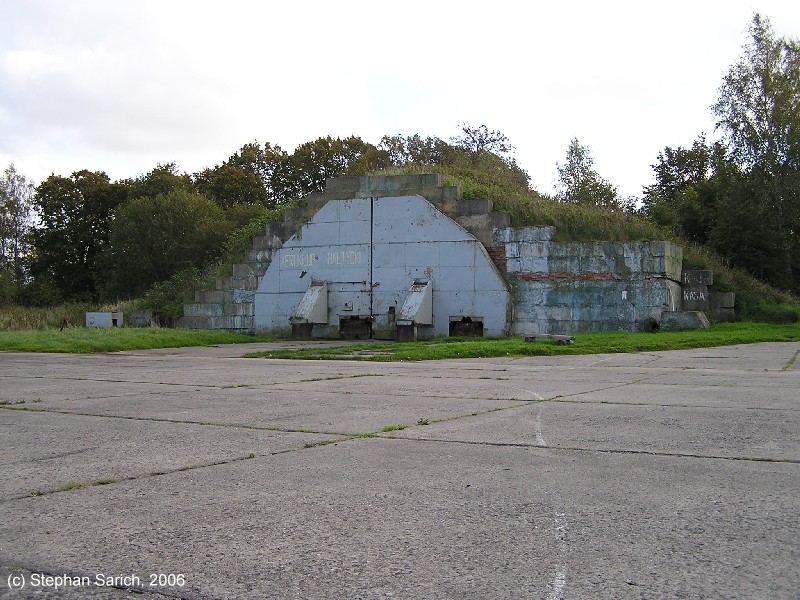 Aircraft shelter with closed doors