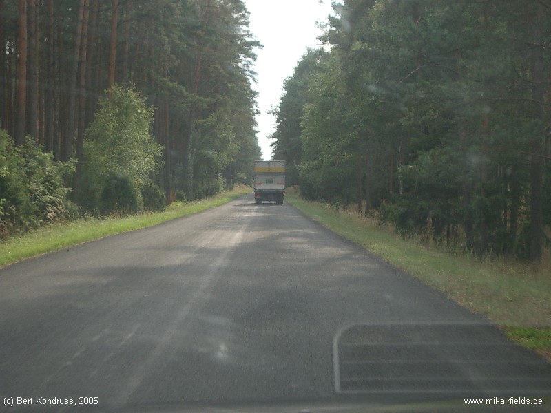Straße nahe dem DOL Osie in Polen